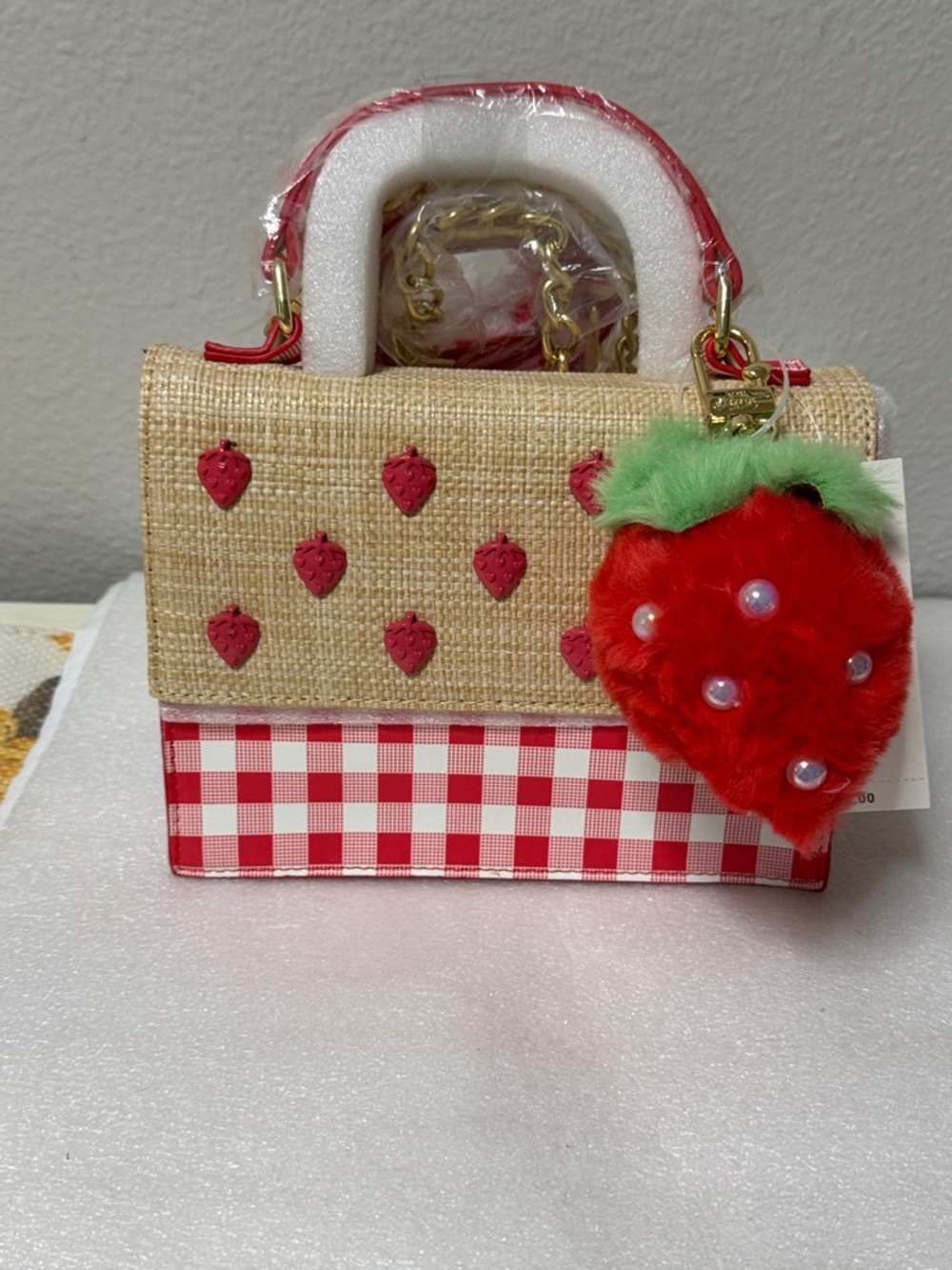 🍓❤️✨ Betsey Johnson Strawberry Charm Top-Handle Bag – Straw & Gingham Red Purse - Picture 3 of 8